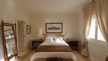 6 bedrooms, cribs/infant beds, bed sheets