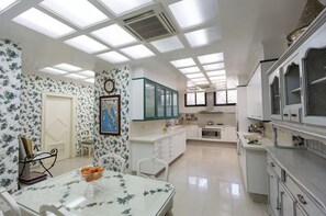 Microwave, coffee/tea maker - Sunset Luxe Retreat (San Bartolomé de Tirajana)