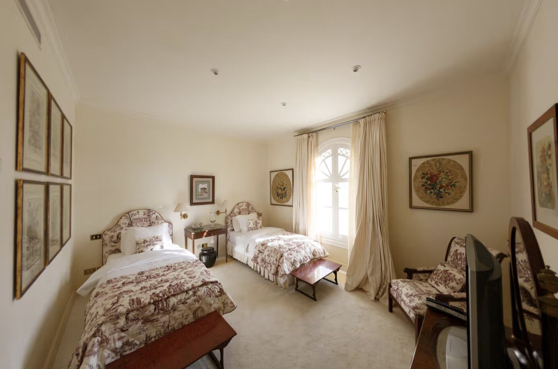 6 bedrooms, cots/infant beds, bed sheets