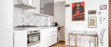 Cookware/dishes/utensils, dining tables