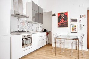 Cookware/dishes/utensils, dining tables