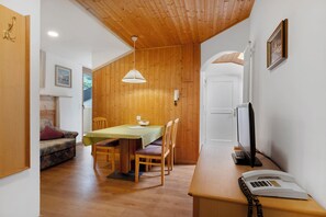 Dining - Apartment 'Unterdornerhof A' with Mountain View, Private Terrace and Wi-Fi (Algund)