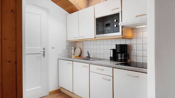 Kjøleskap, mikrobølgeovn, kokeplater og oppvaskmaskin