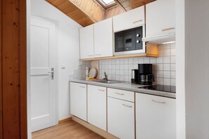 Fridge, microwave, stovetop, dishwasher