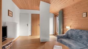 Una televisión, una mesa de tenis de mesa