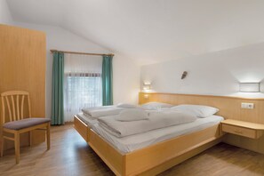1 bedroom, WiFi, bed sheets - Apartment 'Unterdornerhof A' with Mountain View, Private Terrace and Wi-Fi (Algund)