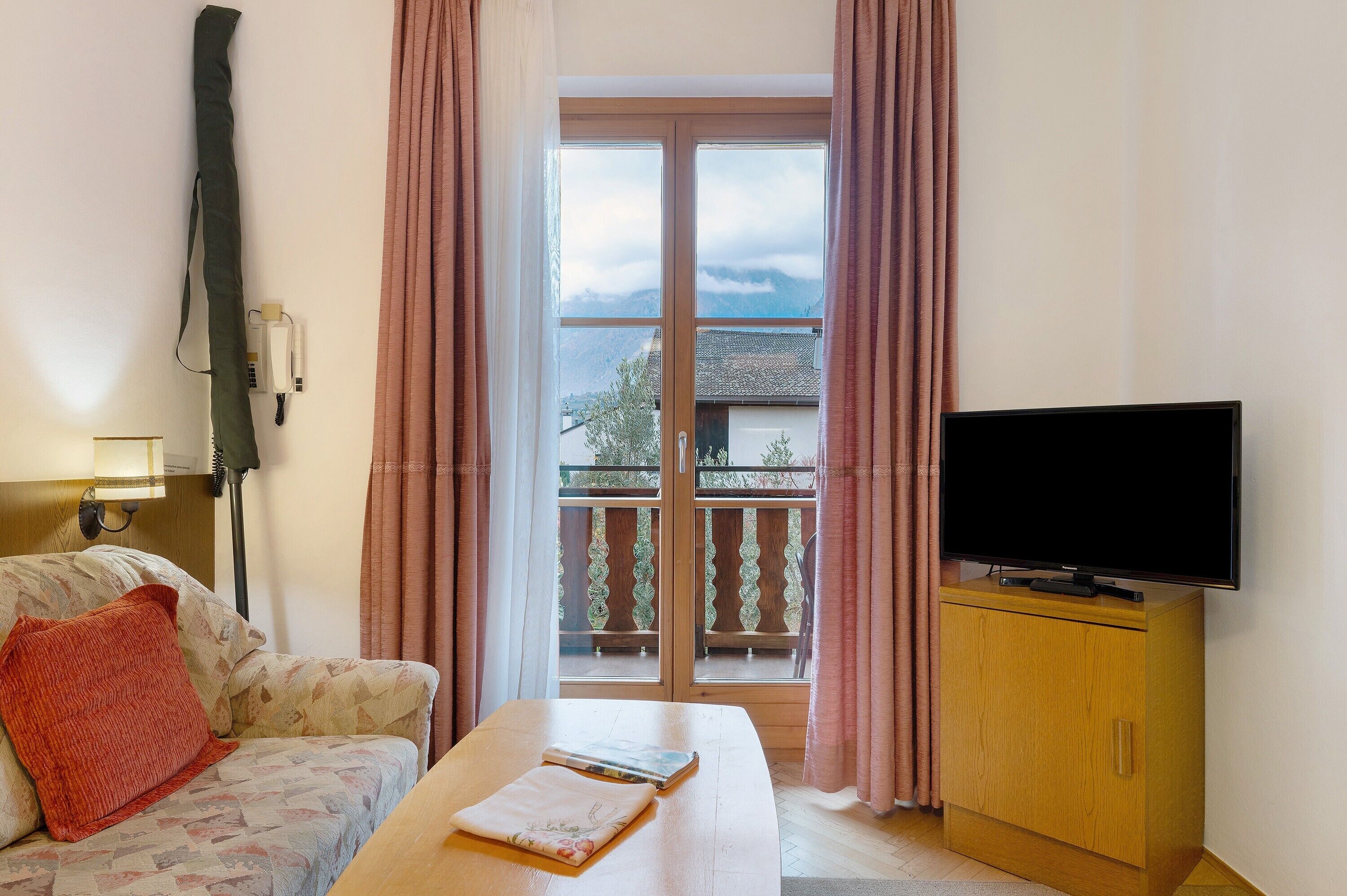 Fernseher, Tischtennisplatte