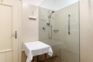 Douche, séchoir à cheveux, serviettes fournies