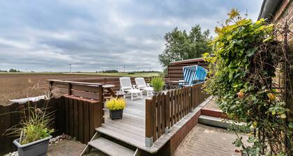 Apartamento vacacional 'Huus Achtern Diek - 5' con terraza privada y Wi-Fi