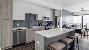 Kjøleskap og spisebord