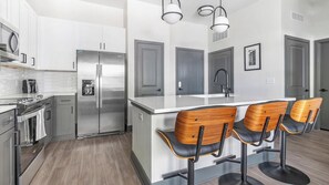 Réfrigérateur, tables à manger