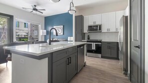 Jääkaappi, ruokailupöytä