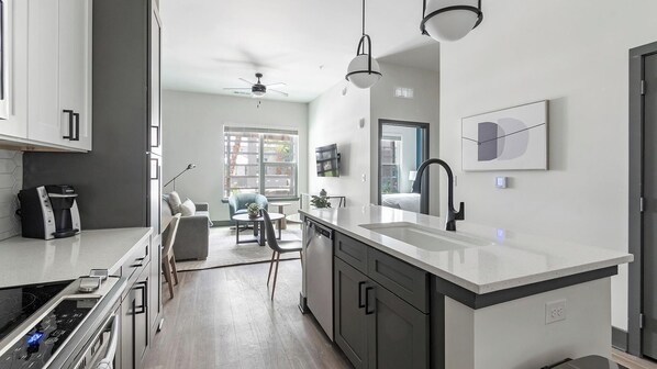 Geladeira, mesas de jantar