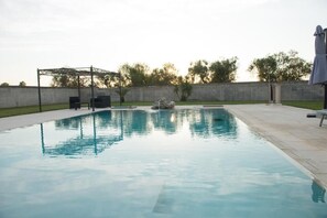 Piscine extérieure (ouverte en saison), parasols de plage