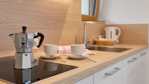 Kaffetrakter/tekoker, kjøleskap, mikrobølgeovn og ovn
