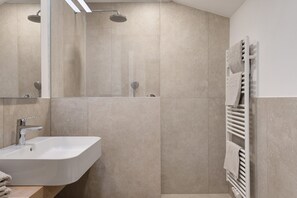 Douche, sèche-cheveux, serviettes fournies