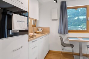 KĂŒhlschrank, Mikrowelle, Ofen, Herdplatte