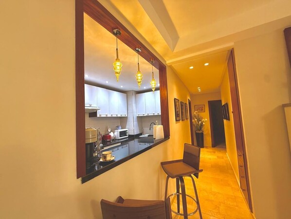 Mikrowelle, Ofen, Küchenrolle