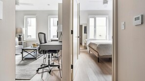 1 slaapkamer, een bureau, een strijkplank/strijkijzer, wifi