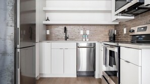 Een koelkast, een eettafel