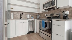 Fridge, dining tables - Landing at Copper Flats - 1 Bedroom in North Ph... (Philadelphia)