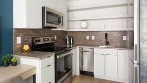 Kjøleskap og spisebord