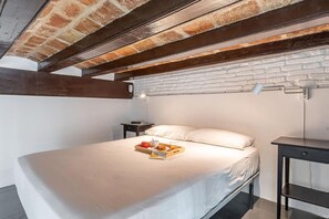 Planxa i posts de planxar, wifi gratuïta i roba de llit