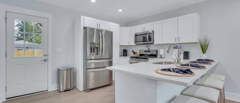 Microondas, horno, parrilla de estufa y lavavajillas