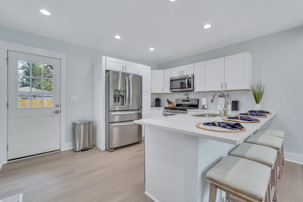 Micro-ondes, four, plaque de cuisson, lave-vaisselle