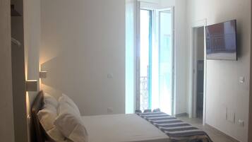 Studio, 1 lit double et 1 canapé-lit, balcon, vue partielle sur la mer