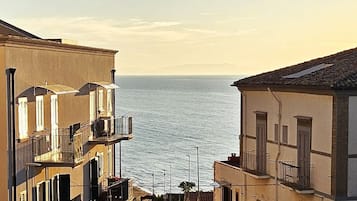 Studio, 1 lit double et 1 canapé-lit, balcon, vue partielle sur la mer | Vue de la chambre