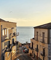 Estudio, 1 cama doble con sofá cama, balcón, vistas parciales al mar | Vistas desde la habitación