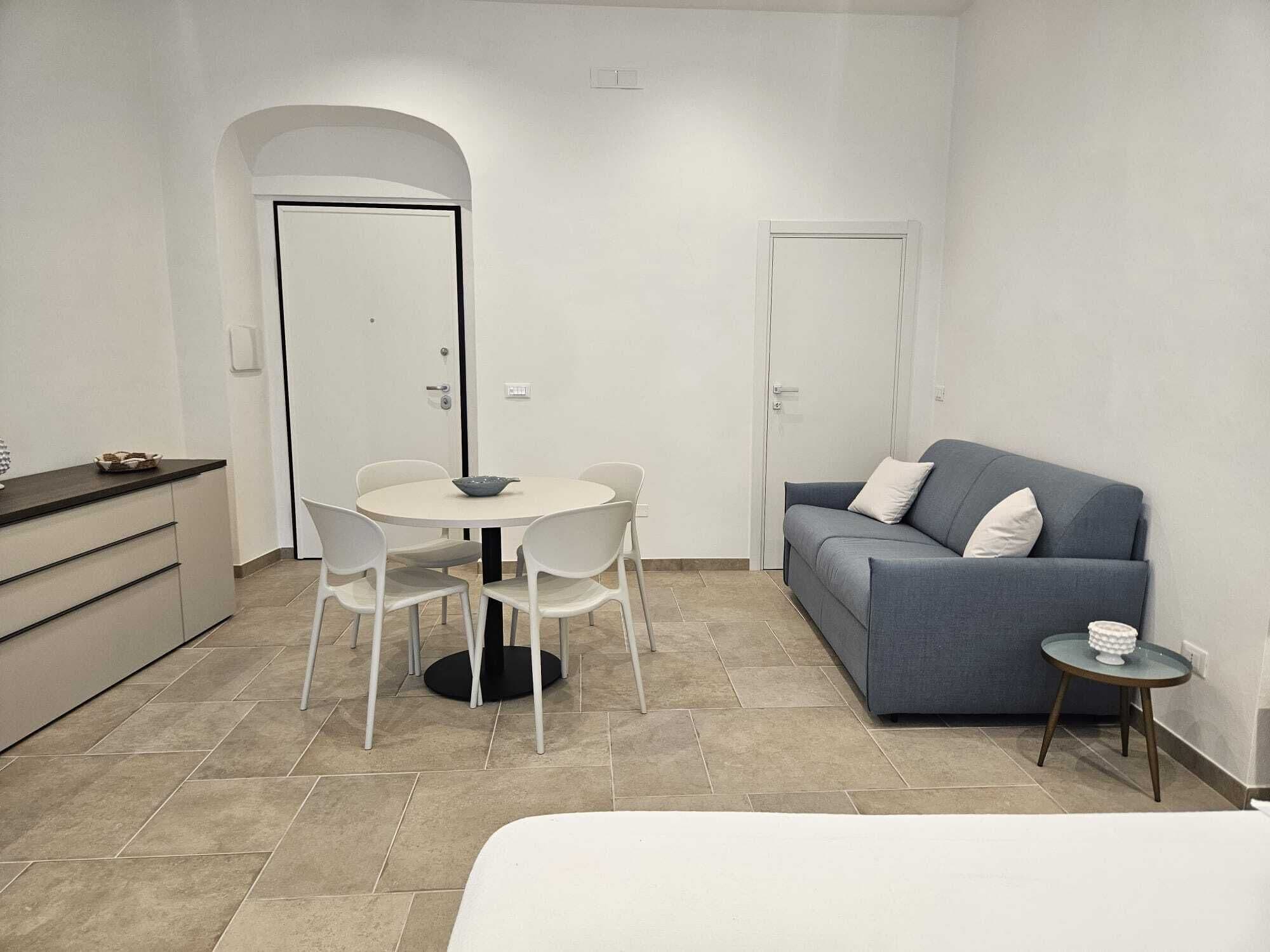 Studio, 1 lit double et 1 canapé-lit, balcon, vue partielle sur la mer | Coin séjour