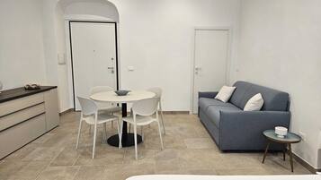 Studio, 1 lit double et 1 canapé-lit, balcon, vue partielle sur la mer | Coin séjour
