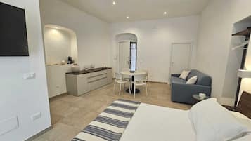 Studio, 1 lit double et 1 canapé-lit, balcon, vue partielle sur la mer