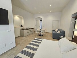 Estudio, 1 cama doble con sofá cama, balcón, vistas parciales al mar | Wifi gratis y ropa de cama