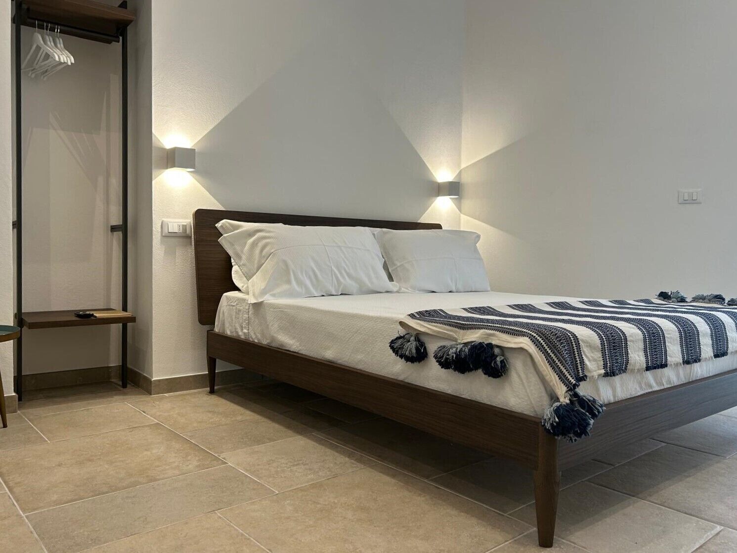 Monolocale, 1 letto matrimoniale con divano letto, balcone, vista mare parziale | Wi-Fi gratuito, lenzuola
