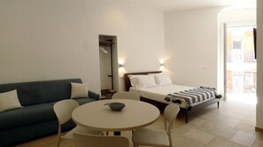 Comfort Studio, City View | Living area