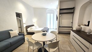 Studio, 1 dobbeltseng med sovesofa, balkong, delvis sjøutsikt | Oppholdsområde