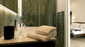 Studio, 1 giường đôi và sofa giường, ban công, quang cảnh một góc biển | Phòng tắm | Chậu vệ sinh/vòi rửa 