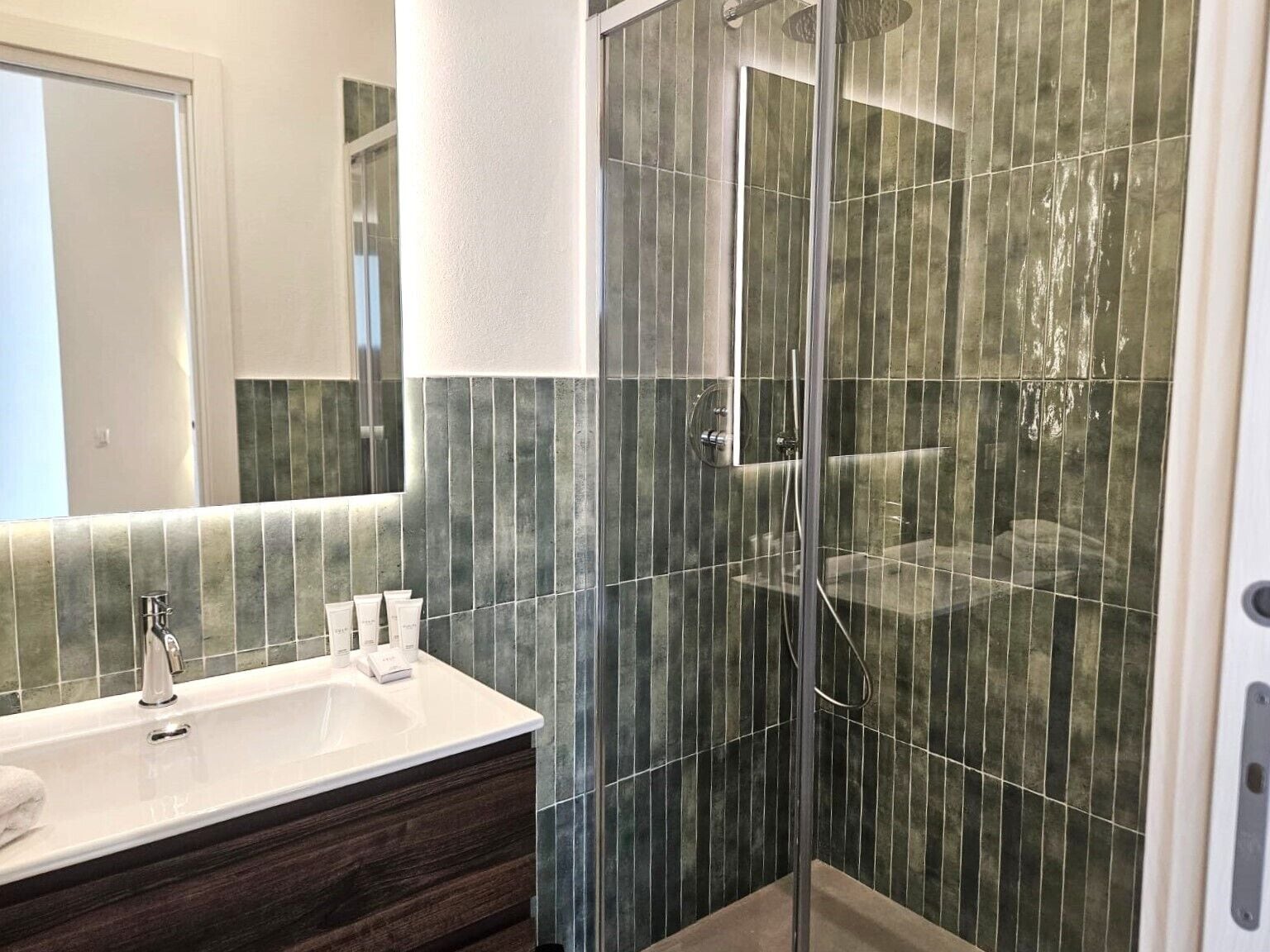 Monolocale, 1 letto matrimoniale con divano letto, balcone, vista mare parziale | Bagno | Bidet