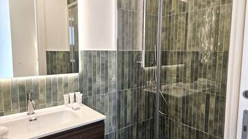 Monolocale, 1 letto matrimoniale con divano letto, balcone, vista mare parziale | Bagno | Bidet