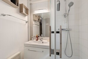 Shower, hair dryer - Holiday Home in Carcans – Terrace, Air Conditioning, Near the Lake (Carcans Maubuisson)