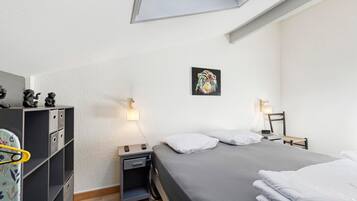 2 bedrooms, iron/ironing board, WiFi, bed sheets