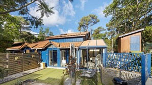 A modern house with a patio, a swimming pool, and a fenced garden. - Holiday Home in Carcans – Terrace, Air Conditioning, Near Lake (Carcans Maubuisson)