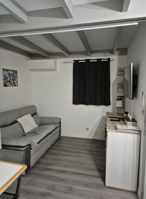 Una televisión, un reproductor de DVD