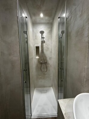 Shower, hair dryer, soap, toilet paper - Studio 3 " Aux volets bleus " Cosy studio at the foot of the Pyrenees (Aulus-les-Bains)