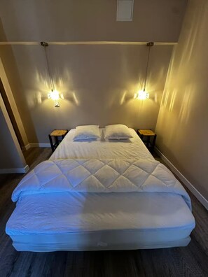 Iron/ironing board, WiFi - Studio 3 " Aux volets bleus " Cosy studio at the foot of the Pyrenees (Aulus-les-Bains)