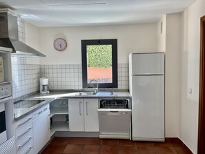 Mikrowelle, Geschirrspüler, Wasserkocher mit Kaffee-/Teezubehör