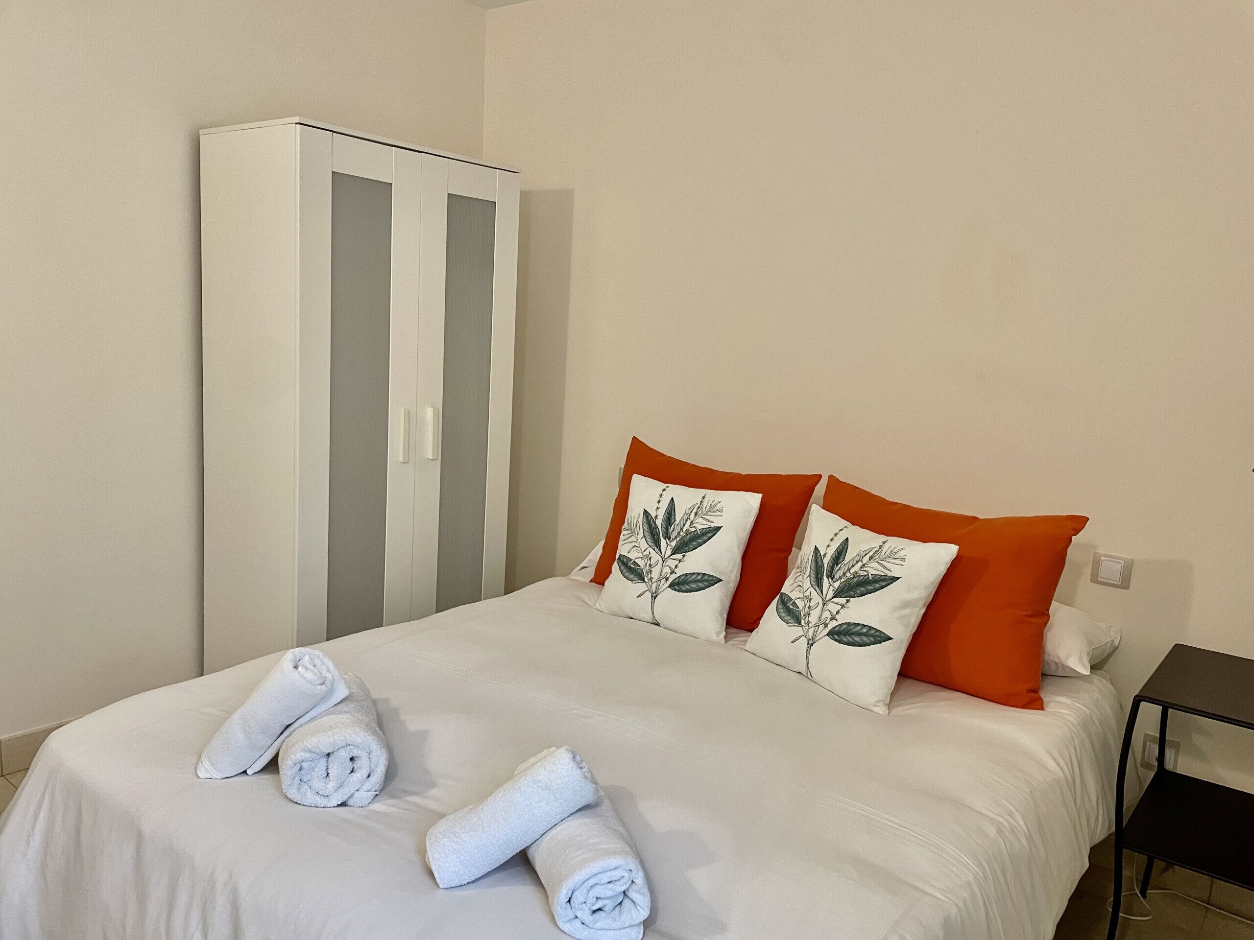 3 bedrooms, bed sheets